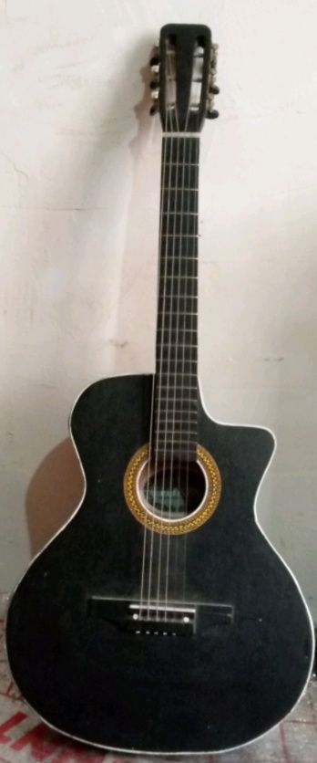 Gitara sotiladi holati ideal