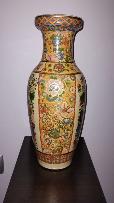 Ваза с красиви, цветни, китайски мотиви.