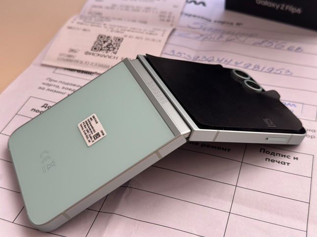 НОВ! Samsung Galaxy Z Flip 6 256GB Mint 24м. Гаранция