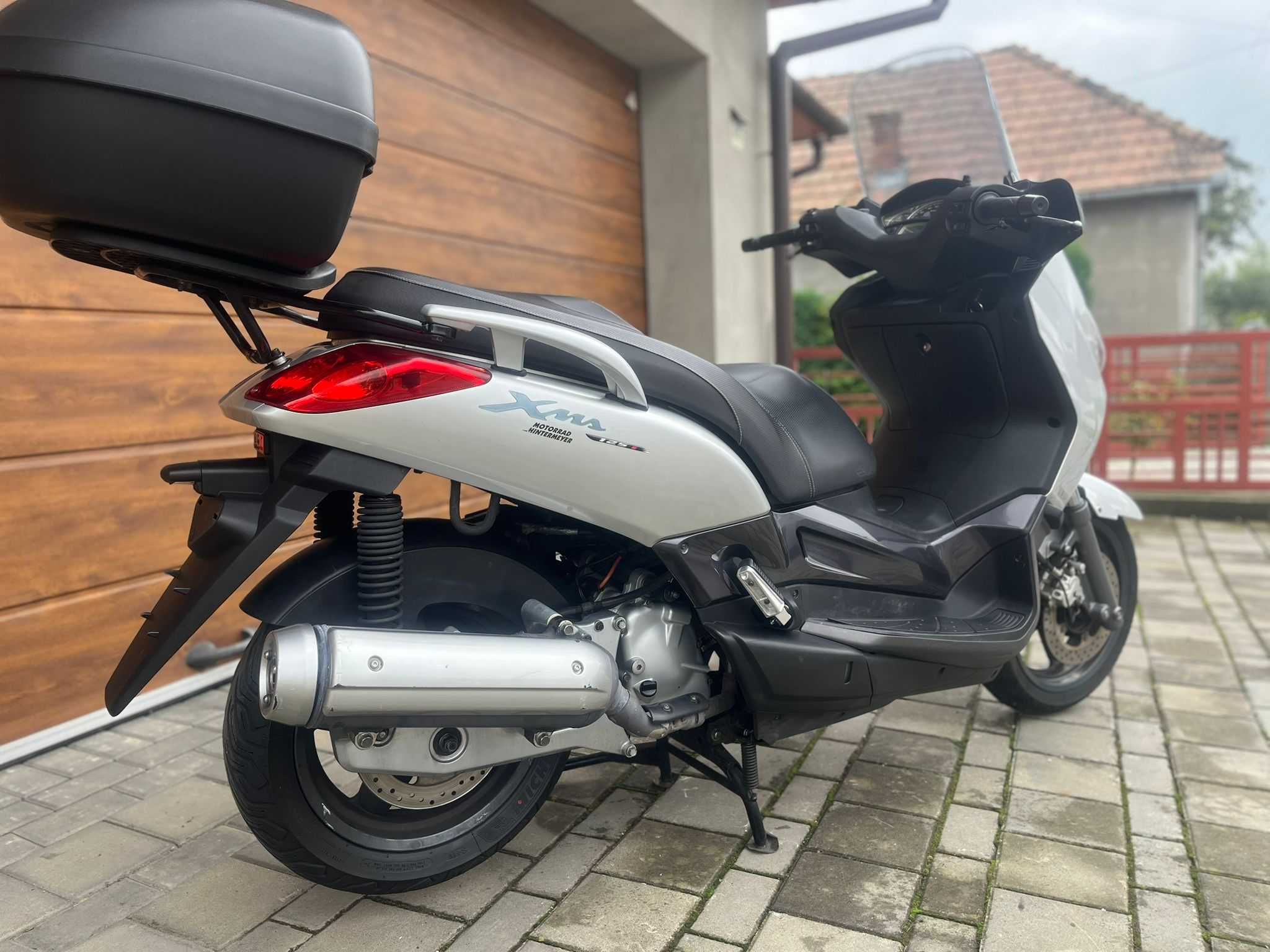 Yamaha Xmax 125 - se conduce cu B !