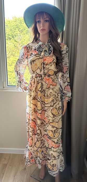 Рокля с дълги ръкави