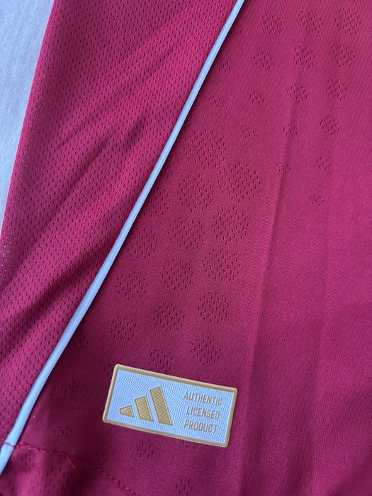 Liverpool 25/26 Home Player Version (M) / ISAK 9