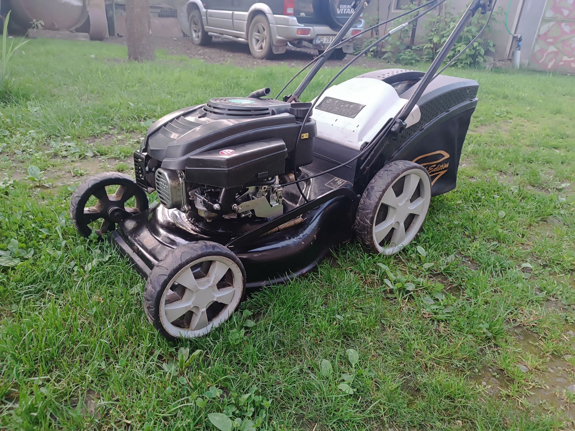 Mașina de tuns iarba (motor in 4 timpi)
