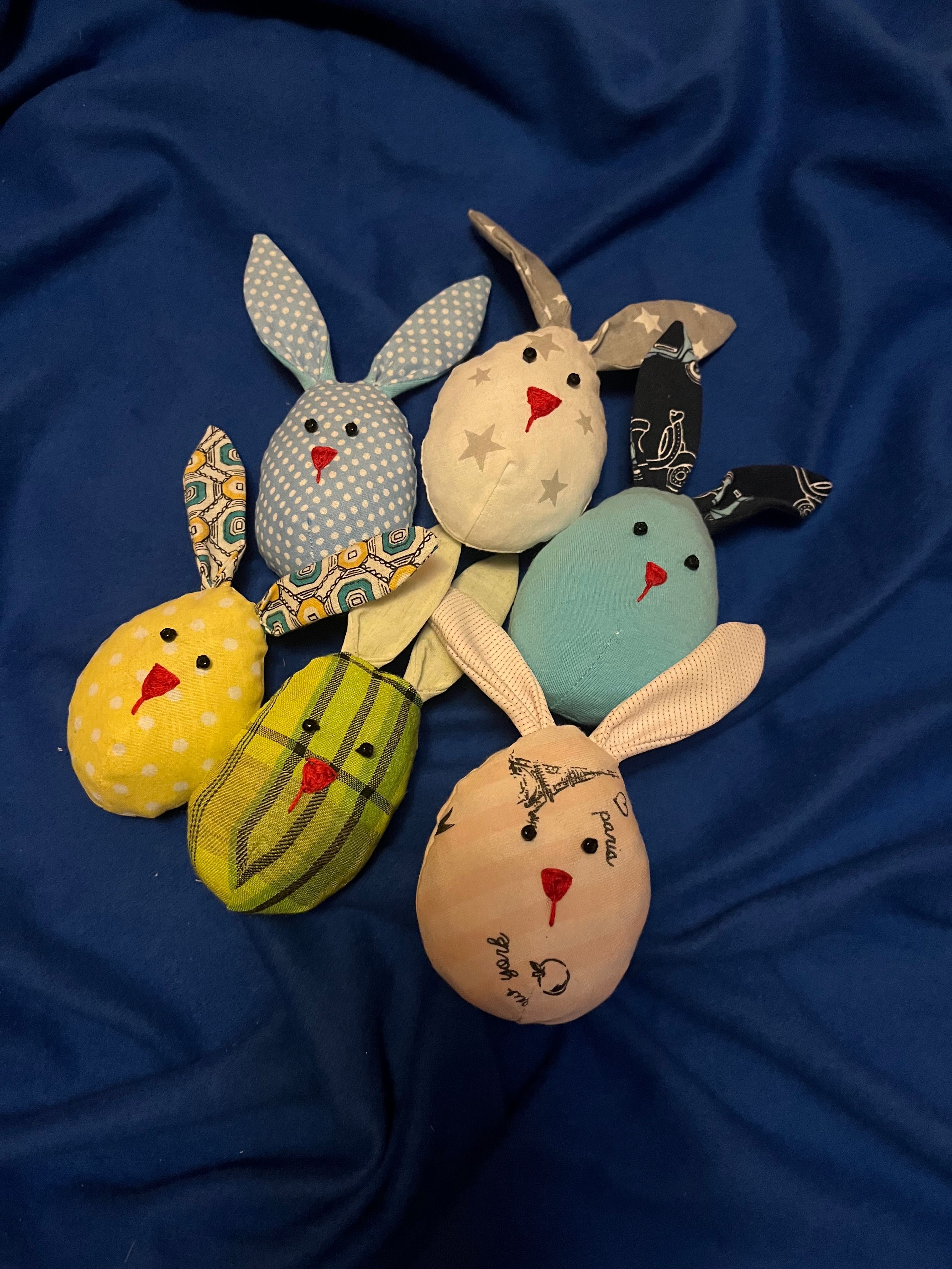 Великденска декорация от зайчета, морковчета и яйчица