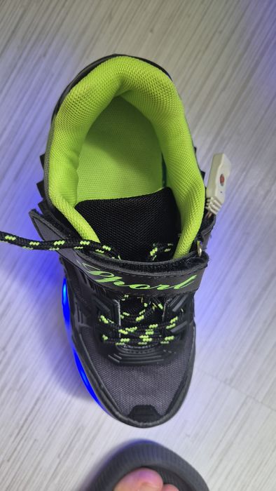 Светещи маратонки на колела