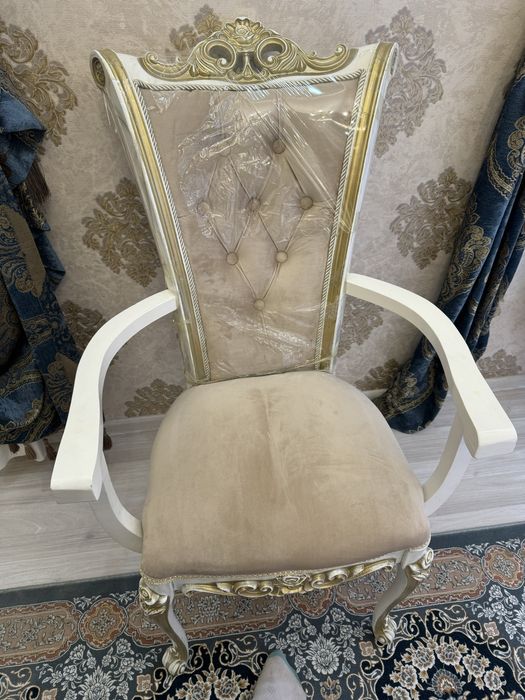 Стол и стулья  гостинаяя