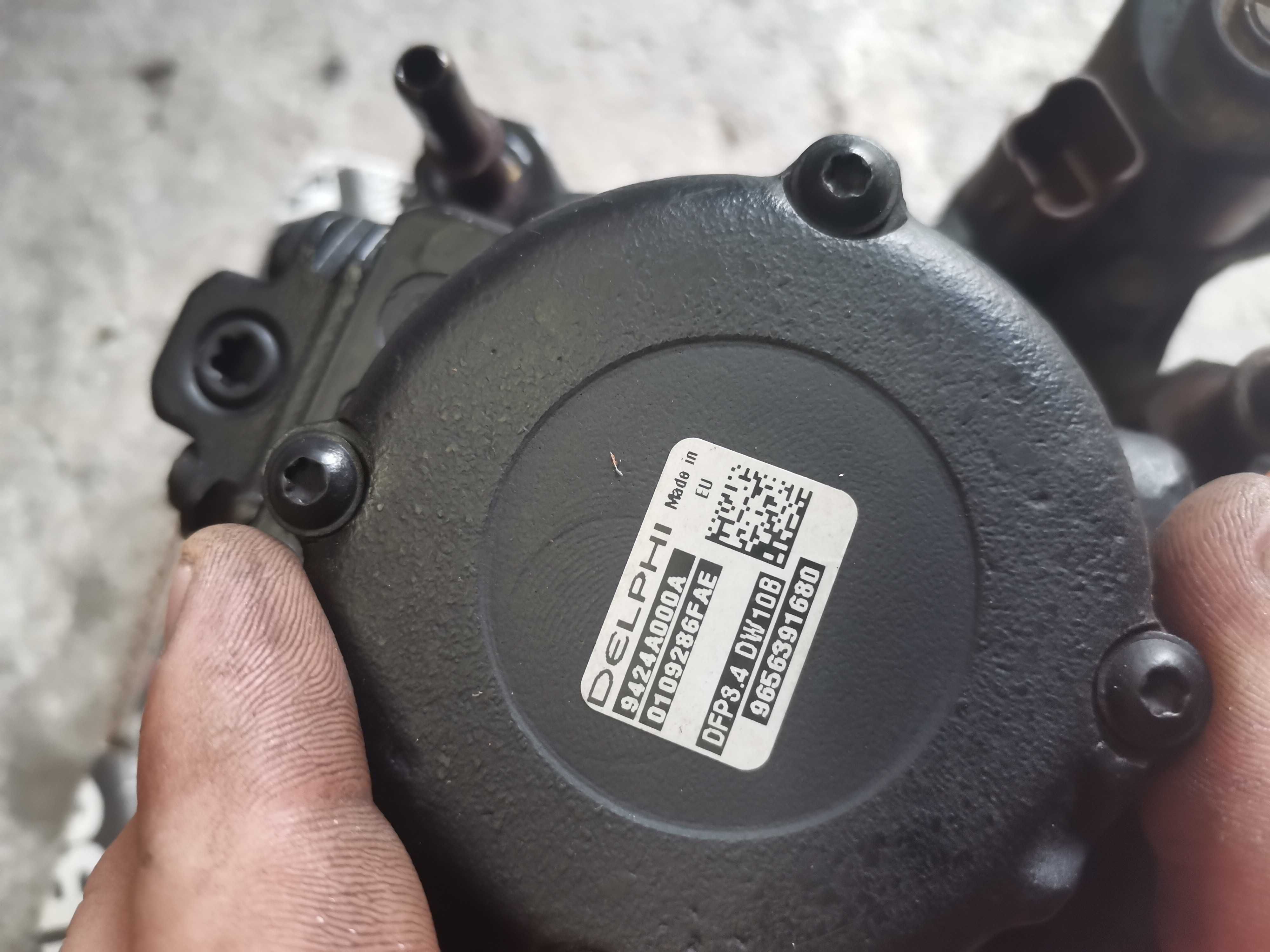 помпа високо налягане с рейка делфи от пежо 407 2.0 hdi