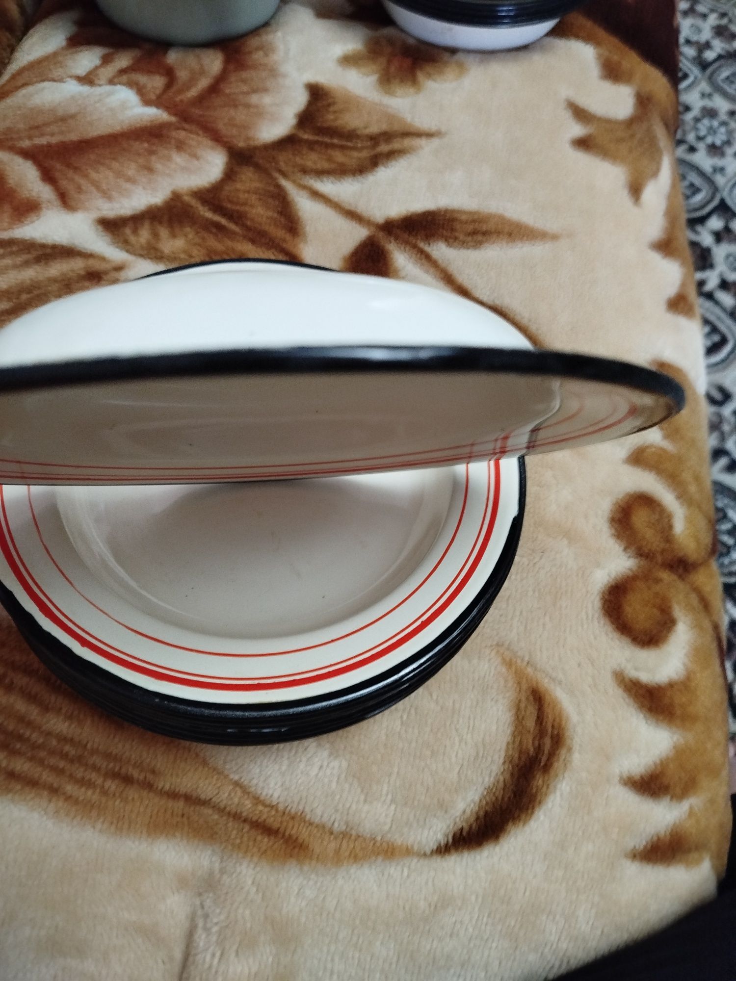 Продам эмалированные тарелки.