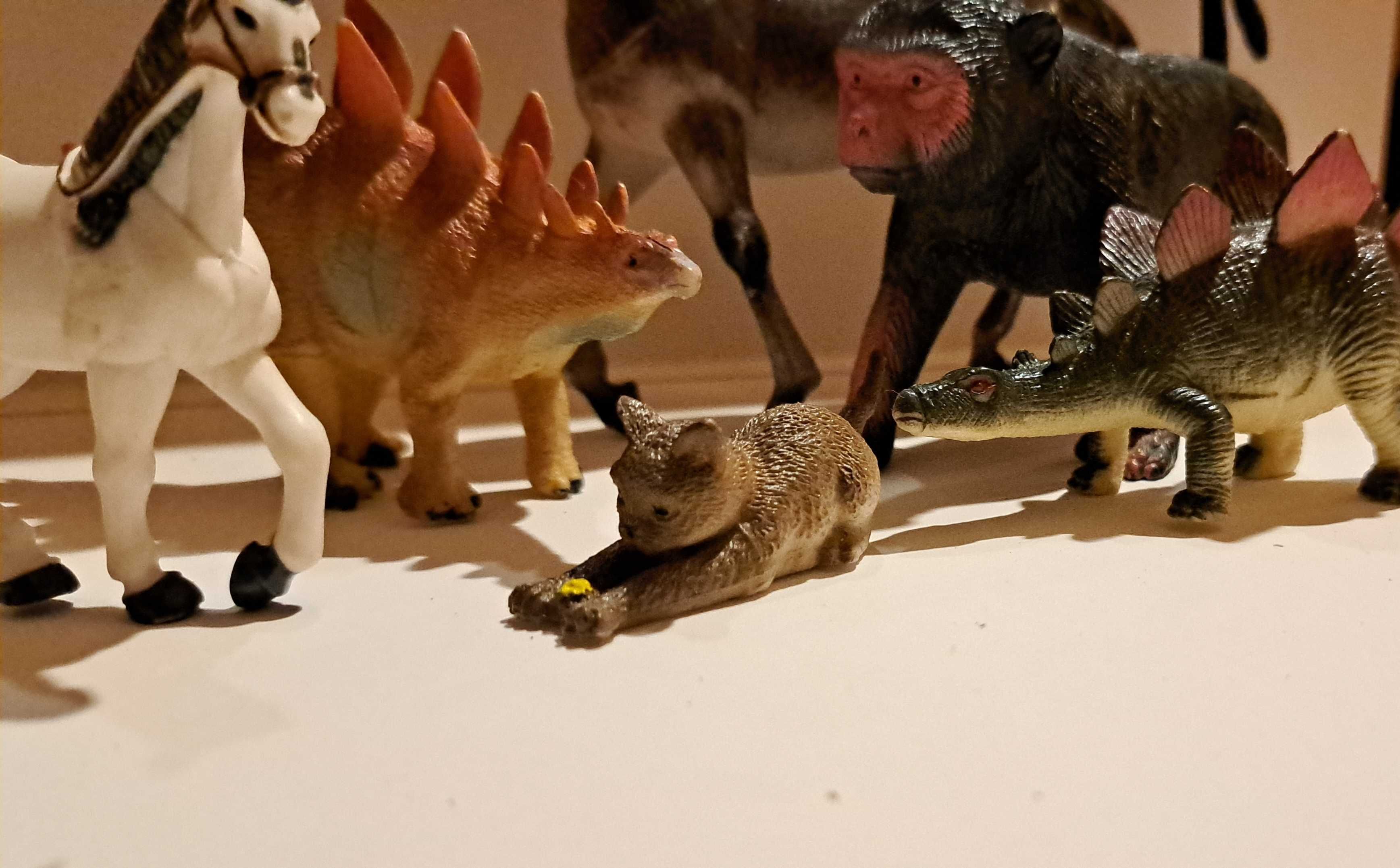 Фигурки животни и динозаври за игра