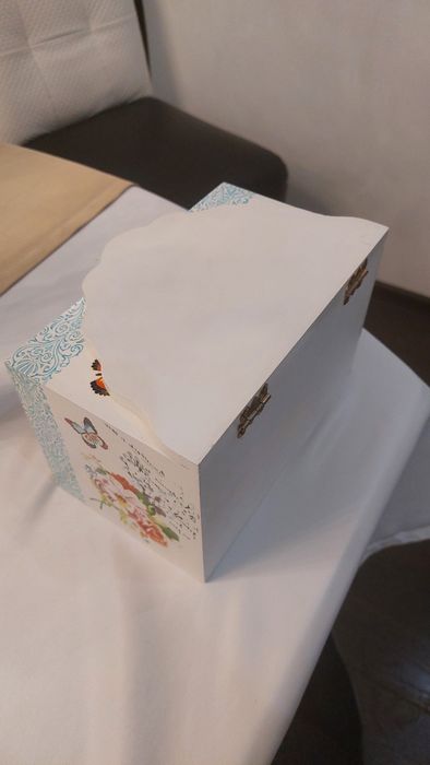 Декоративно шкафче с огледало