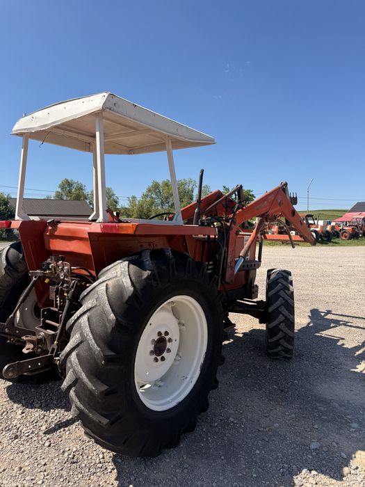 Tractor fiat 580 cu incarcator in 3 pistone de 58 cp