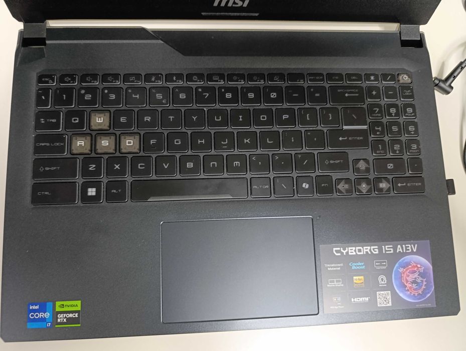 Vând Laptop Gaming NOU MSI Cyborg 15 A13VF cu procesor Intel® Core™ i7