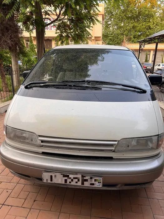 TOYOTA Previa минивен