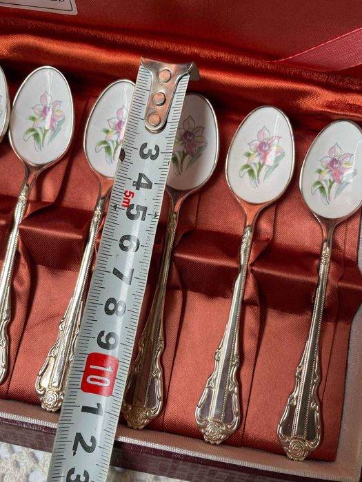 Красиви посребрени лъжички в кутия, закупени от Англия