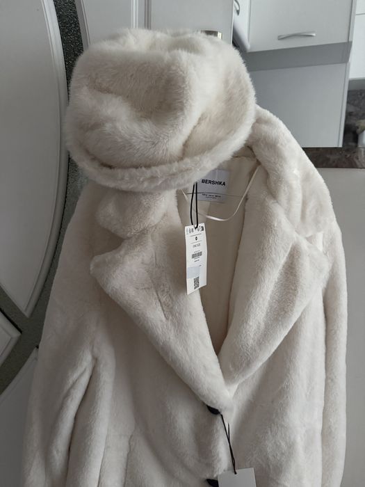 Палто Bershka с шапка