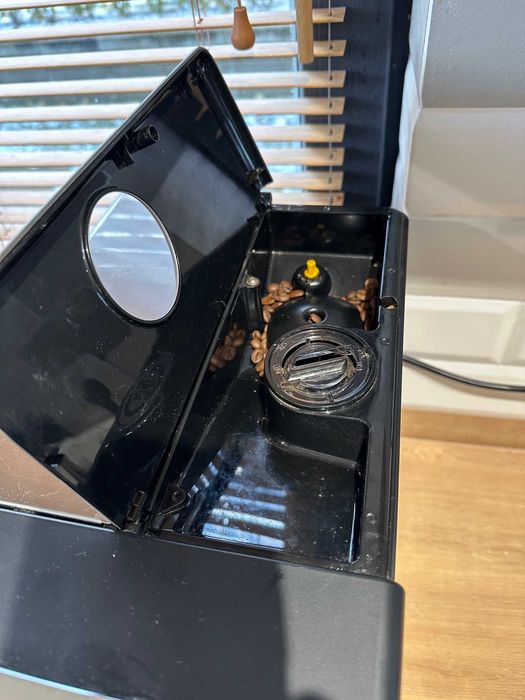 Saeco Incanto Aвтоматична кафемашина с кана за мляко