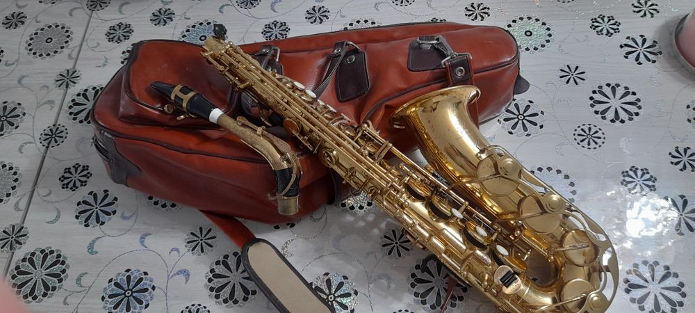 Saxofon Yamaha  cu husă din piele!