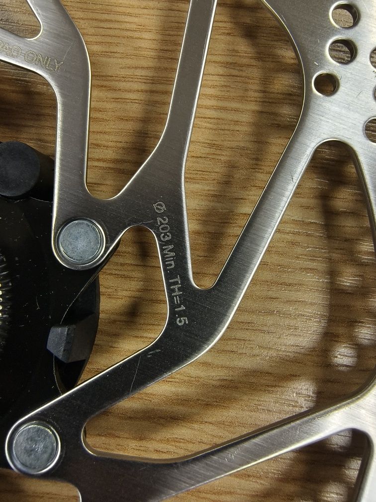 НОВИ Диск ротор Shimano RT-EM300,SM-RT64 203mm