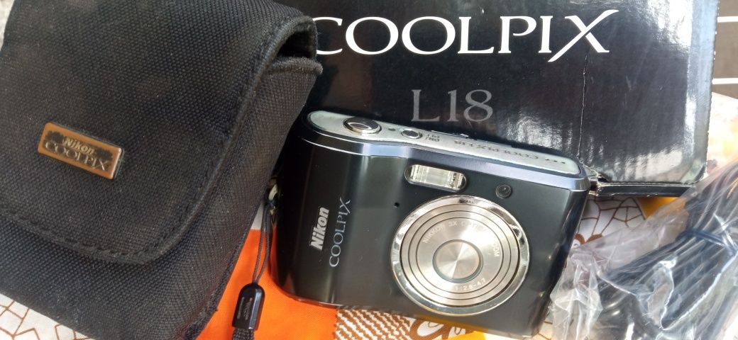 Два фотоапарата: Nikon COOLPIX L18 и L23
