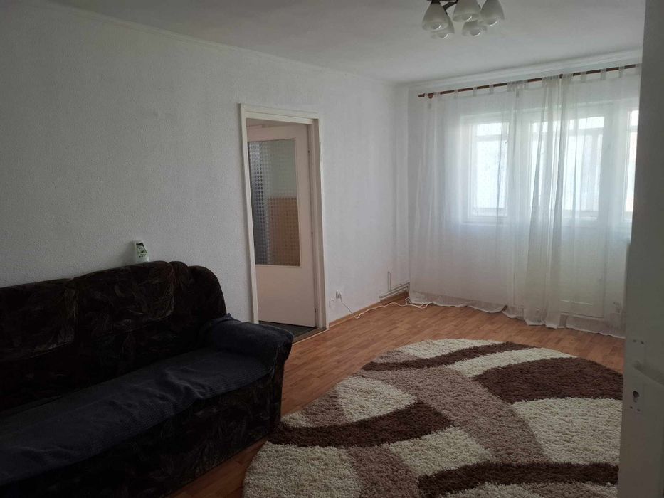 Apartament spațios la etajul 2, cu 4 camere și balcon.