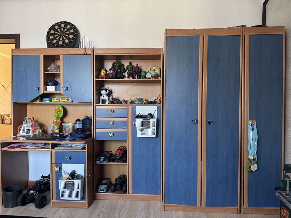 Шкаф, пенал, стол — детская мебель комплектом