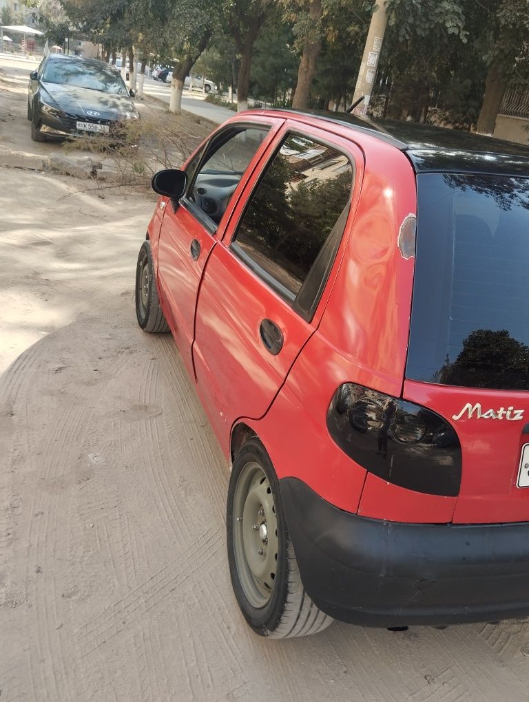 Chevralet matiz qizil rangda