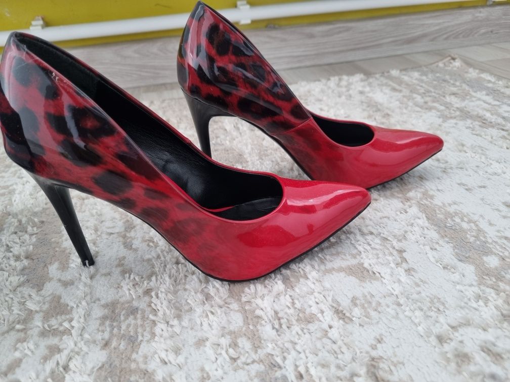 Pantofi stiletto