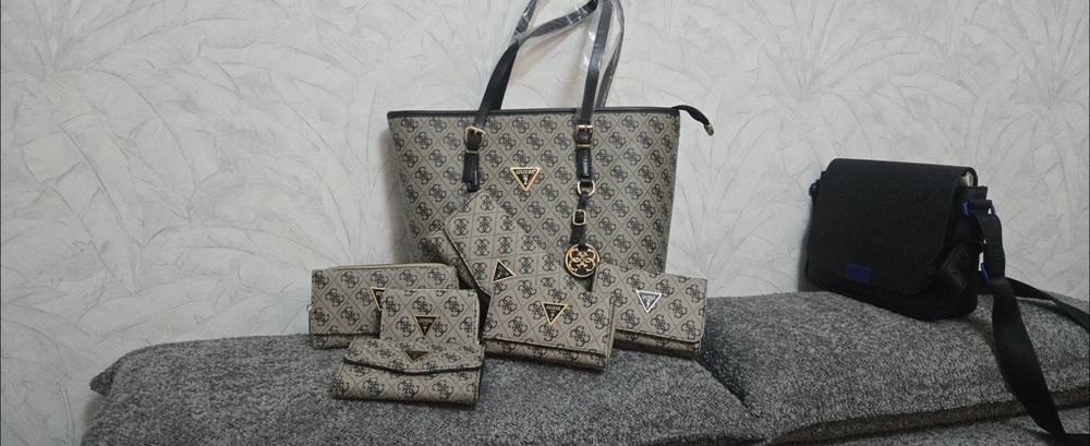 Клъч чанта Guess