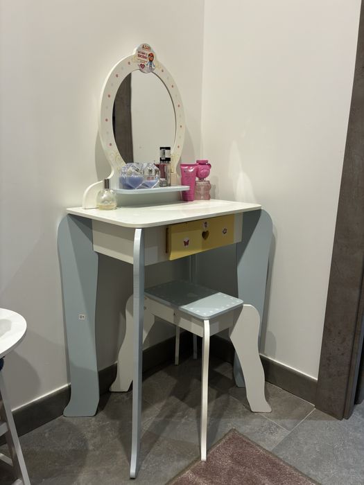Masuta de toaleta si machiaj din lemn pentru copii