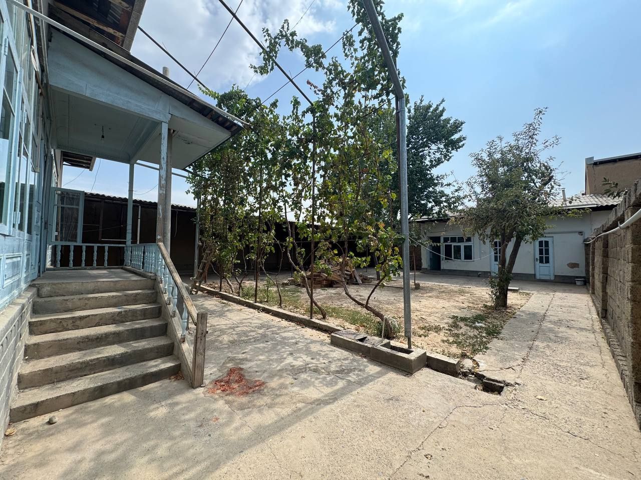Uch tepa tumani Sakokiy mahalla 5.05 sotu fasad 17.5 m 
150.000$