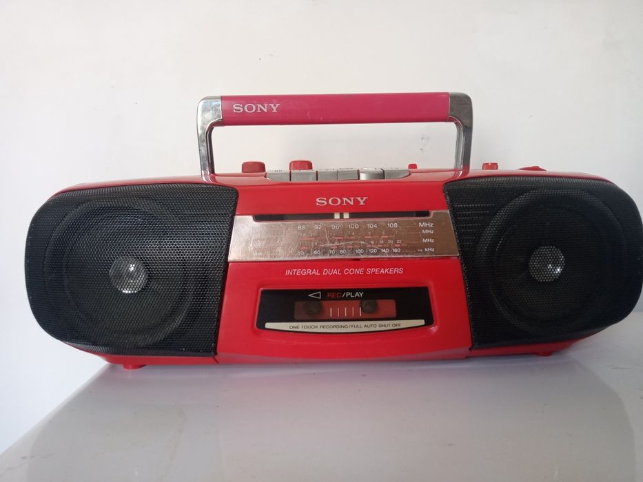 Магнитола SONY работают  FM есть