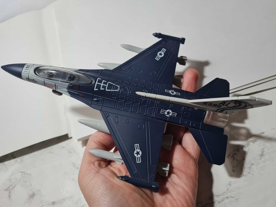 superbă machetă avion F 16, 1/72, pull back, cu lumini și sunete
