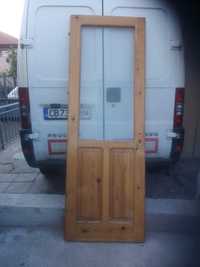 Дървена врата в добро състояние