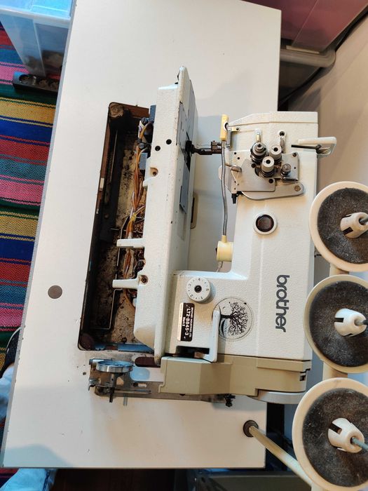 Masina de cusut doua ace escamotabile Brother LT2 B845-3 Mark2