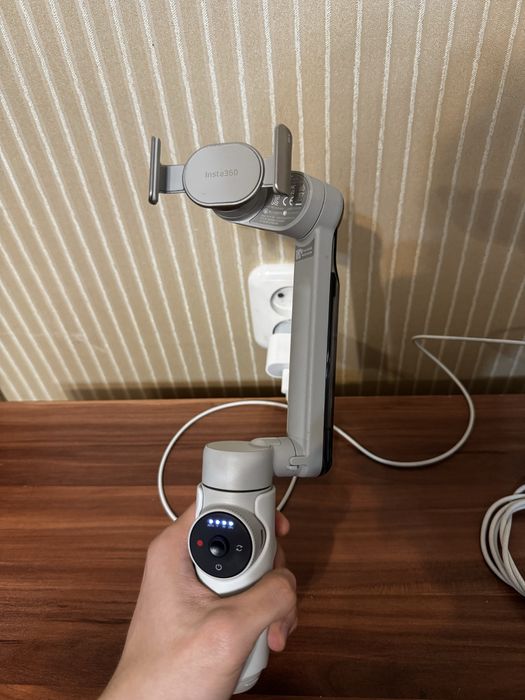 Стабилизатор Insta360 Flow