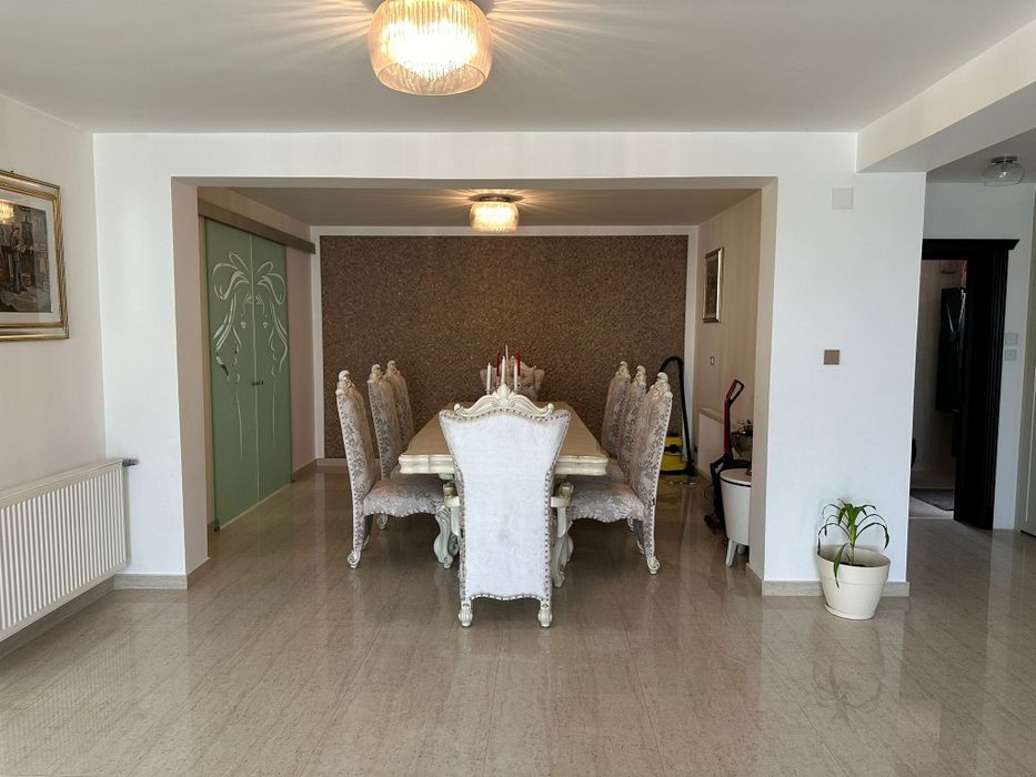 Casa de vanzare zona târgul săptămânal