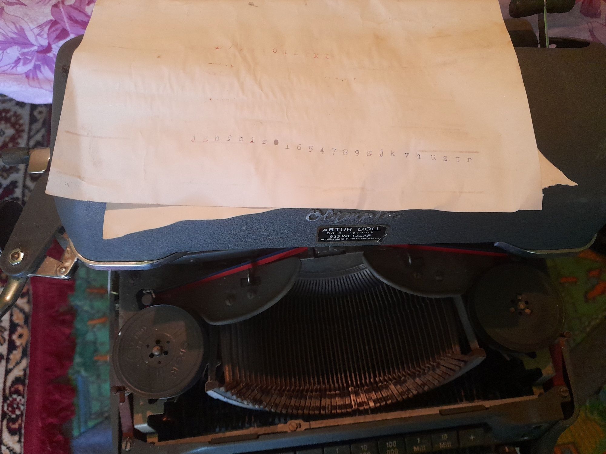 Mașină de scris, veche dar funcția este perfect de funcționabila
