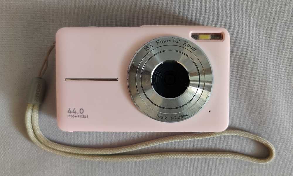 Foto model DC 403, 44MP, zoom optic 16X