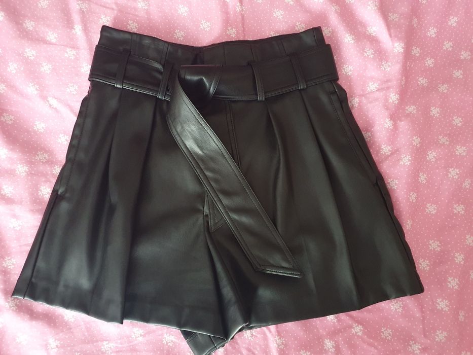 Кожени панталонки с висока талия Zara