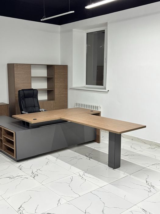 Стол руководителя с брифинг-приставкой. Новые. В наличии