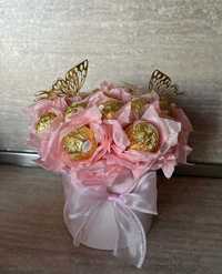 Розов букет с бонбони и пеперуди