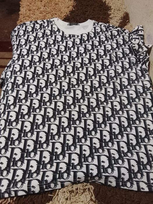 Tricouri noi cu eticheta