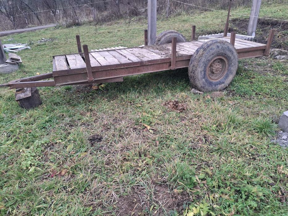 Vand troliu si un căruț dupa tractor
