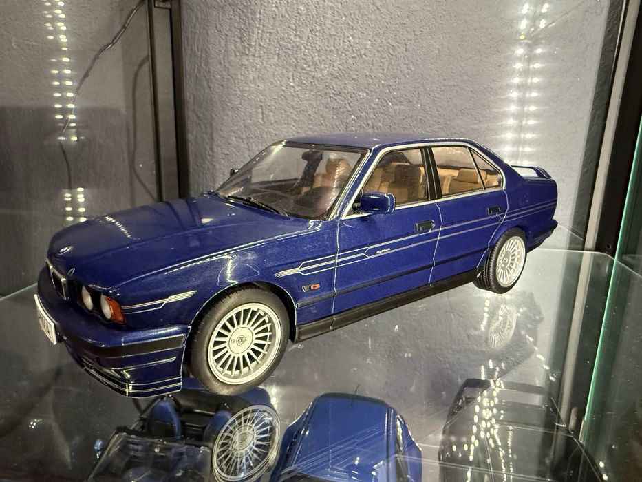 Различни модели 1:18 коли