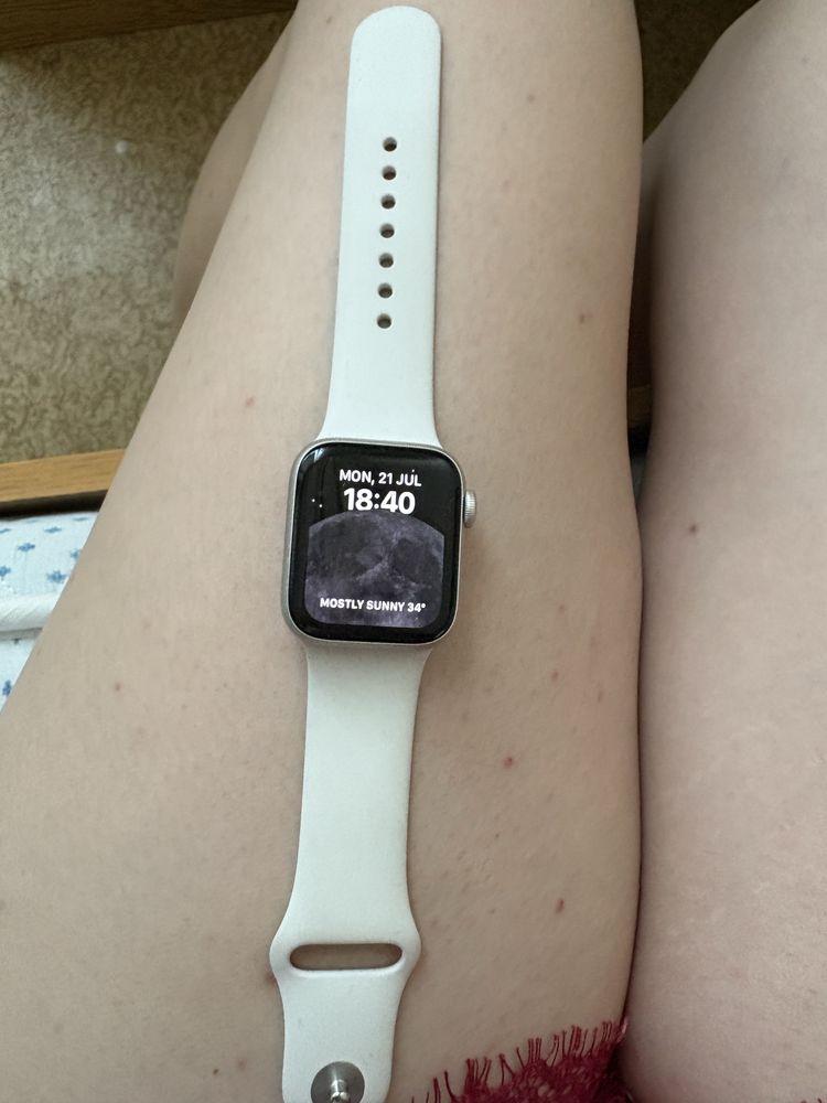 Apple watch SE часовник