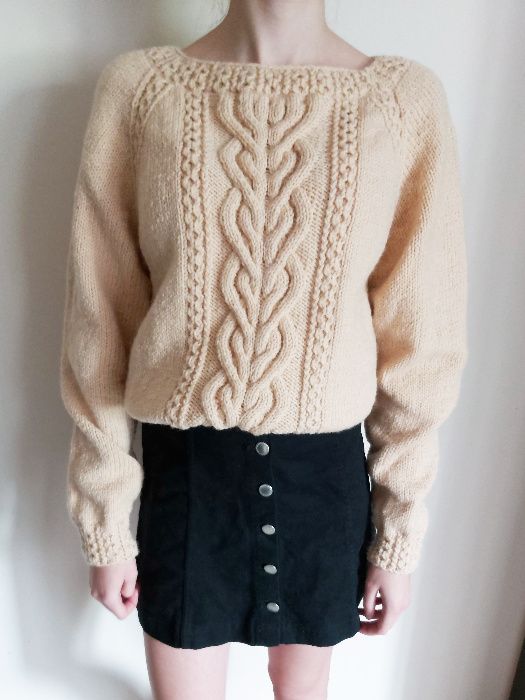 Ръчно плетен пуловер с аранови елементи