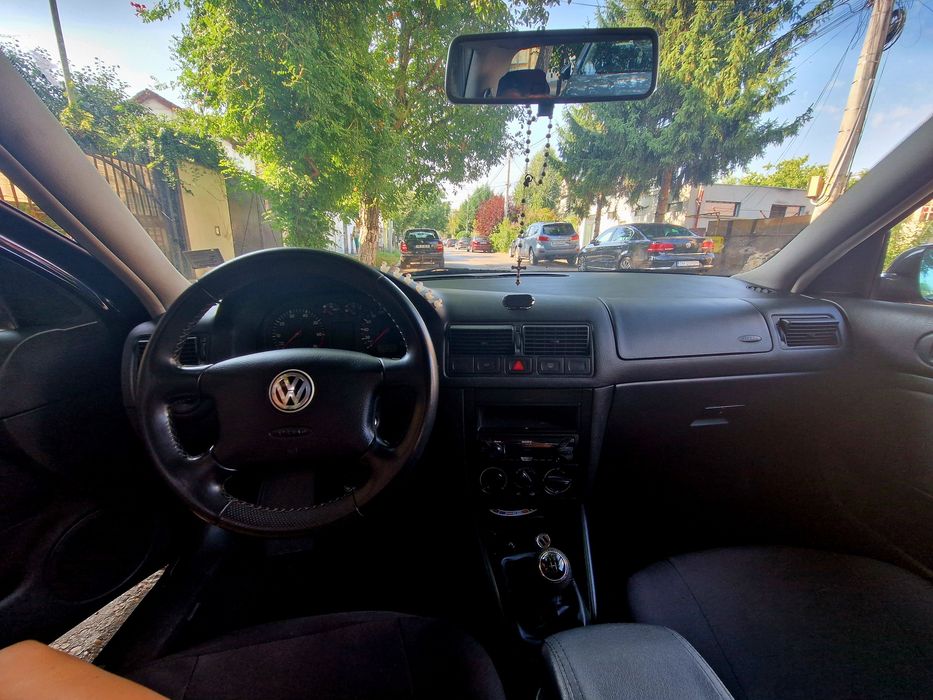 Vând golf 4, 1.4 benzina 
Dou