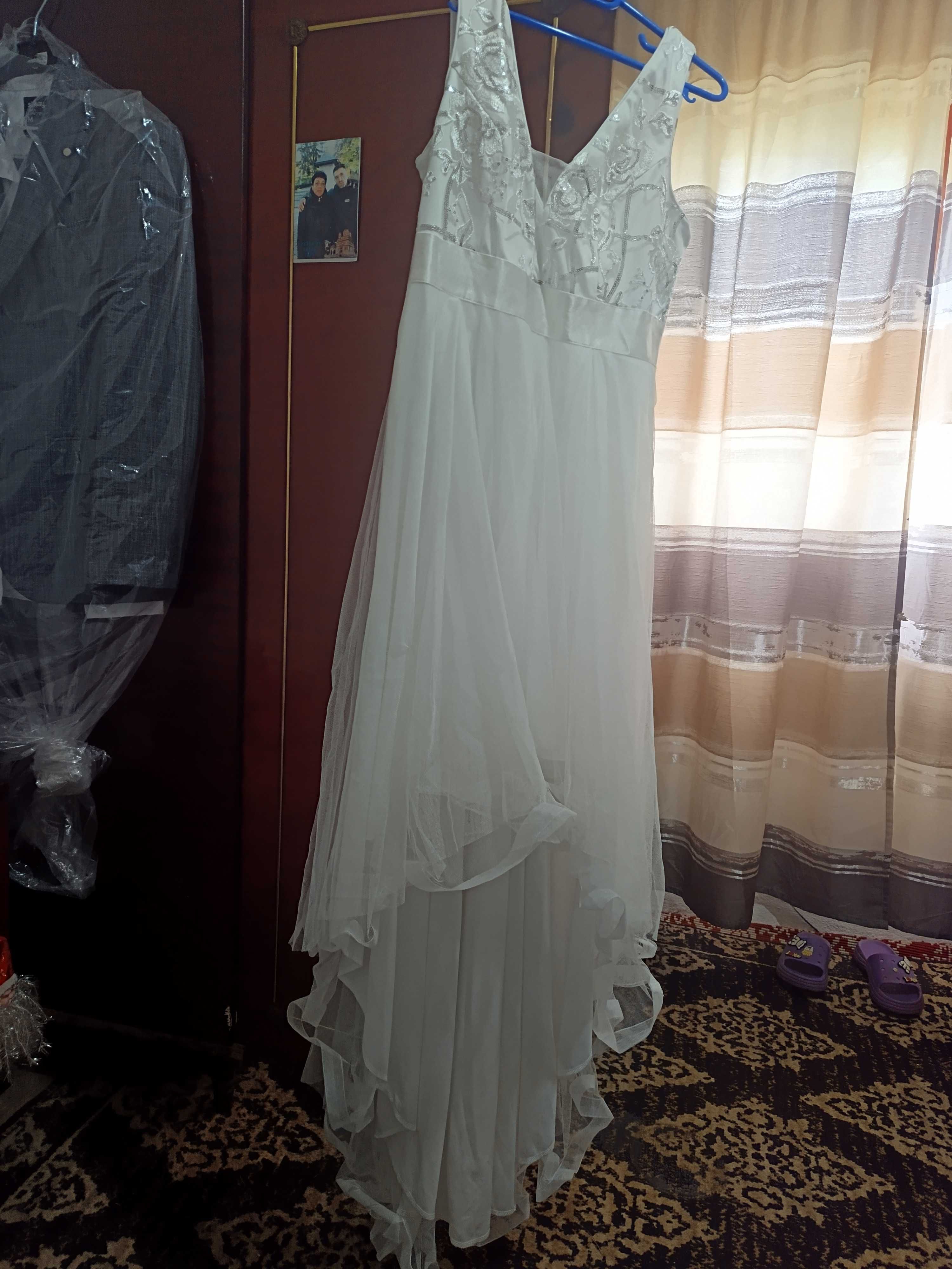 Rochie de mireasa mărimea XL Purtata o singura data.pantof mărimea 38