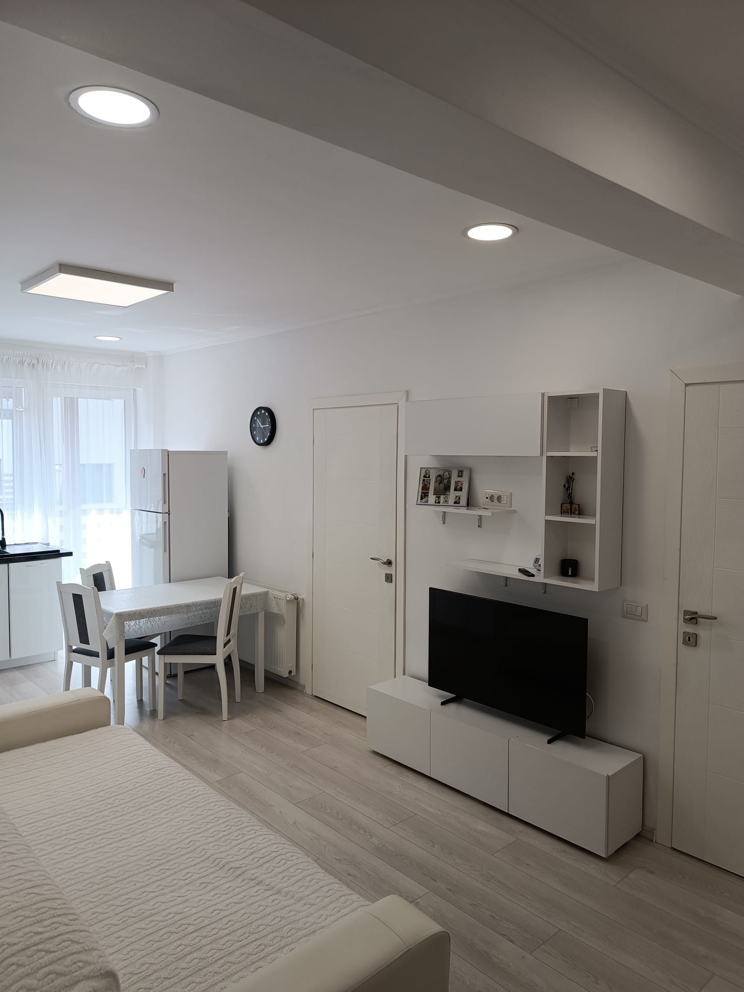 Vând apartament 2 camere in bloc NOU complet mobilat și utilat