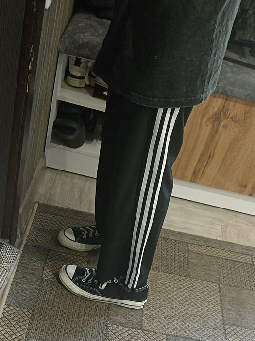Широкие штаны adidas